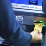 Cara Tarik Tunai Tanpa Kartu di ATM BCA dan Mandiri