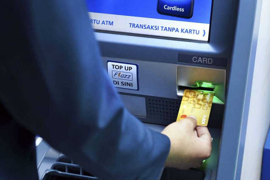 Cara Tarik Tunai Tanpa Kartu di ATM BCA dan Mandiri